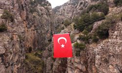 Acıpayam Kanyonunda dev Türk bayrağı dalgalandırıldı