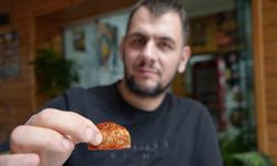 Acısız yaşayamıyor: Tatlıya bile pul biber atıp yiyor