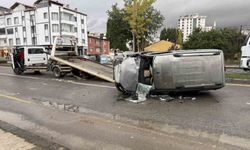 Ağaca çarpan araç yan yattı: 4 yaralı
