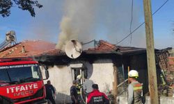 Alevlerin sardığı ev kullanılamaz hale geldi