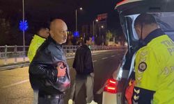 Alkollü sürücü 'burada çevirme olmaz' dedi, yoldan geçen araçları durdurmaya çalıştı
