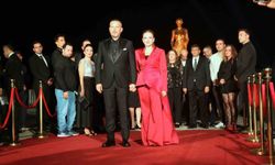 Altın Portakal kırmızı halıda ünlülerin şıklık yarışı