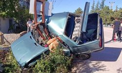 Amasya'da direğe çarpan otomobil ikiye ayrıldı: 2 yaralı