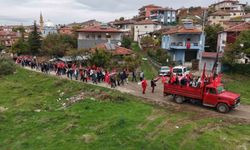 Anadolu köyünde Cumhuriyet coşkusu: Yaşlısı genci bayraklarla yürüdü, halaylar çekti