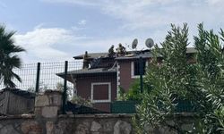 Antakya'da müstakil evin çatısında yangın çıktı