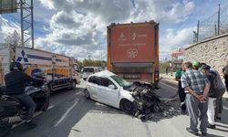 Arnavutköy'de 3 araçlı kaza: Otomobil hurda yığınına döndü, sürücü hafif yaralı kurtuldu