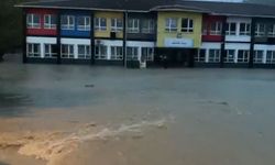 Arnavutköy'de dere taştı, okulu su bastı