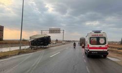 Babaeski'de bariyerlere çarpan kamyon devrildi: 1 yaralı