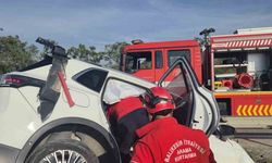 Balıkesir'de otomobil bariyerlere çarptı: 2 yaralı