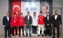 Başkan Vekili Biba, Bursa'nın gururu güreşçileri ağırladı