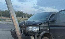 Batman'da hafif ticari araç aydınlatma direğine çarptı: 1 yaralı