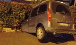 Batman'da otomobille çarpışan hafif ticari araç bahçe duvarına çarptı