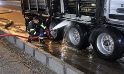 Batman'da seyir halindeki tırın lastiği yandı