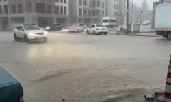 Besni'de sağanak yağış: Cadde ve sokaklar göle döndü