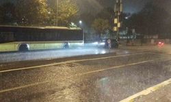 Beykoz'da sağanak yağış yolları göle çevirdi