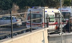 Beylikdüzü'nde lise önünde 2 öğrenciye çarpan araç kaçtı