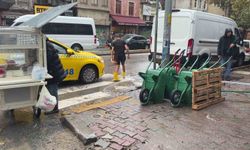 Beyoğlu'nda esnafın su baskınlarıyla mücadelesi: Akşam göle dönen yolu açtılar, sabah dükkanlarını temizlediler