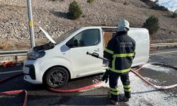 Bilecik'te seyir halindeki ticari araç alev aldı