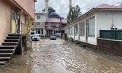 Bingöl'de yağış sonrası Karlıova sokakları göle döndü