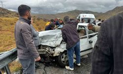 Bitlis'te otomobiller çarpıştı: 5 yaralı