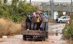 Bozyazı'da sağanak yağış: Seralar ve iş yerleri sular altında kaldı