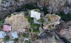 Bu evi gören bir daha bakıyor: Farklı kayalardaki ev ve bahçesine köprü ile ulaşım sağlanıyor