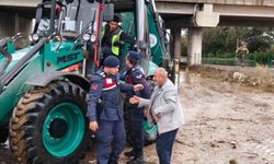 Bursa'da su taşkınında mahsur kalan vatandaşı jandarma kurtardı