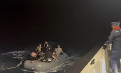 Çanakkale'de lastik botla sürüklenen 14 kaçak göçmen kurtarıldı