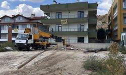 Çatıya demir çıkartmak isterken vinçten düşen işçi yaralandı