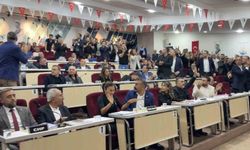 Çiğli Belediye Meclisinde gerginlik: Başkan Yıldız'a su şişesi fırlatıldı