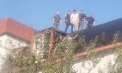 Çivril'de 4 katlı apartmanın çatısı alev alev yandı
