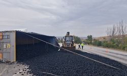 Çorum'da devrilen tırdaki kömürler yola saçıldı
