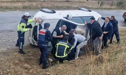 Çorum'da otomobil devrildi: 2 yaralı