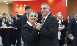 Cumhuriyet Balosunda vals ve zeybek bir arada