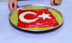 Cumhuriyet Bayramı'na özel ay yıldızlı katmer
