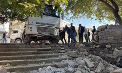 Diyarbakır'da faciadan dönüldü: Freni boşalan kamyon mahalleye girdi