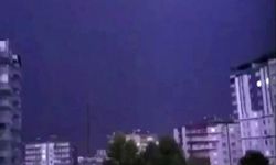 Diyarbakır'da iki apartmana yıldırım isabet etti