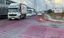 Dökülen boya yolu kırmızıya boyadı