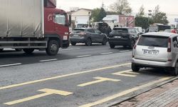E-5 Karayolunda bariyerlere çarpan kamyon yan attı