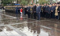 Edremit'te Cumhuriyet Bayramı kutlamaları çelenk sunma töreniyle başladı