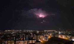 Elazığ'da bulutların arasında şimşek gösterisi