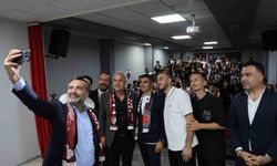 Elazığ'da tribünleri aratmayan okul buluşması: Meşale ve tezahüratlarla karşılandılar