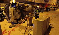 Elektrik panosuna çarpan minibüs devrildi, sürücü olay yerinden kaçtı