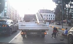 Elektrikli bisikletle araçların arasından geçerken kaza yaptılar