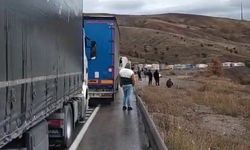 Erzincan-Erzurum yolunda yağış nedeniyle kontrolden çıkan tırlar çarpıştı, ulaşım durdu
