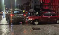 Erzurum'da kavşakta otomobiller çarpıştı: 1 yaralı