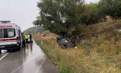 Erzurum'da kayganlaşan yolda belediye aracı devrildi: 2 yaralı