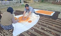Eşine tarhana yapımında destek oldu