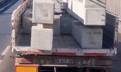 Eskişehir Çevreyolu'nda kamyondaki tonluk beton bloklar bağlanmadan taşındı