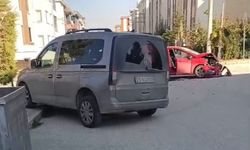 Eskişehir'de ticari araçla çarpışan otomobilin ön tarafı parçalandı